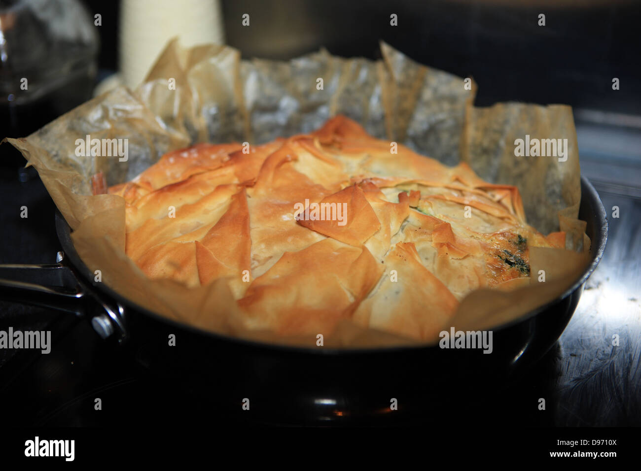 Gli spinaci e Feta Filo Pie appena fuori dal forno e circondato in carta oleata Foto Stock