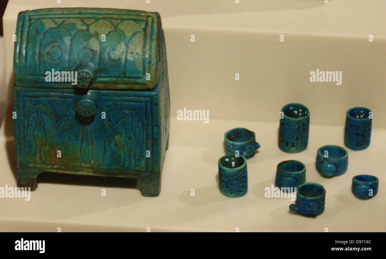 Merci di sepoltura - gioielli scatola con coperchio, variamente decorati anelli. Xxv dinastia, 750 anni a.c. Abusir el-Meleq Foto Stock