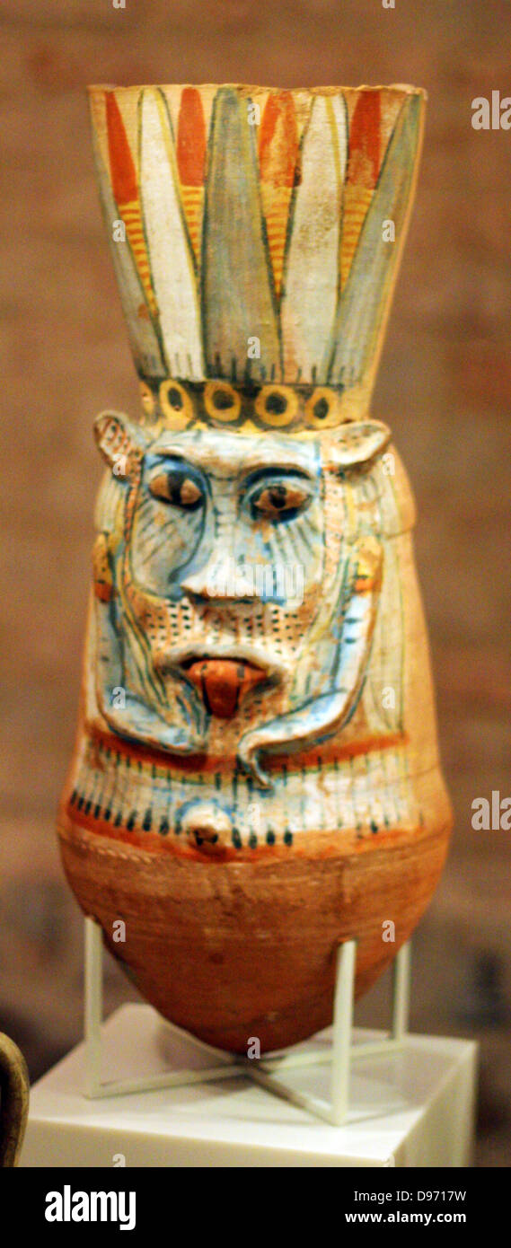 Recipiente di vino nella forma del dio Bes Nuovo Regno, XVIII dinastia, intorno al 1360 A.C. Amarna, ceramiche dipinte Foto Stock