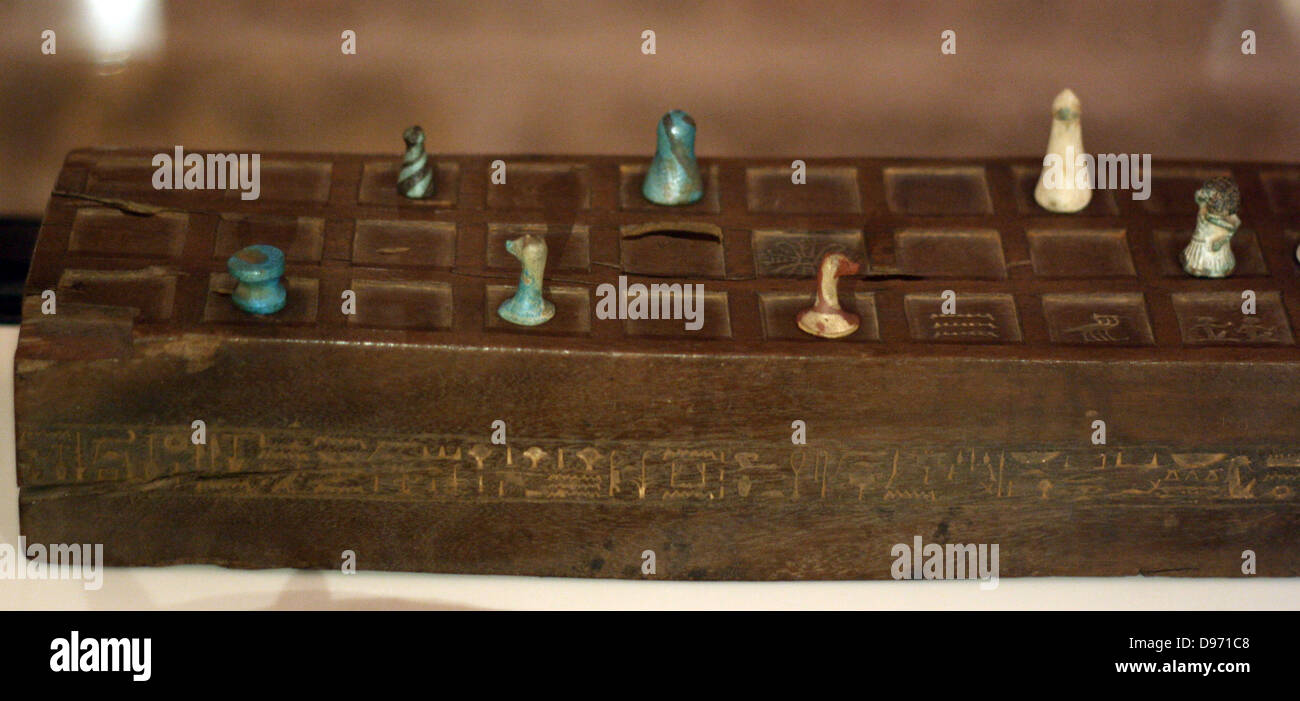 Senet consiglio di Sennefer con pezzi di gioco. Nuovo Regno, XVIII dinastia, 1550-1290 A.C. Legno, osso, faience. Foto Stock