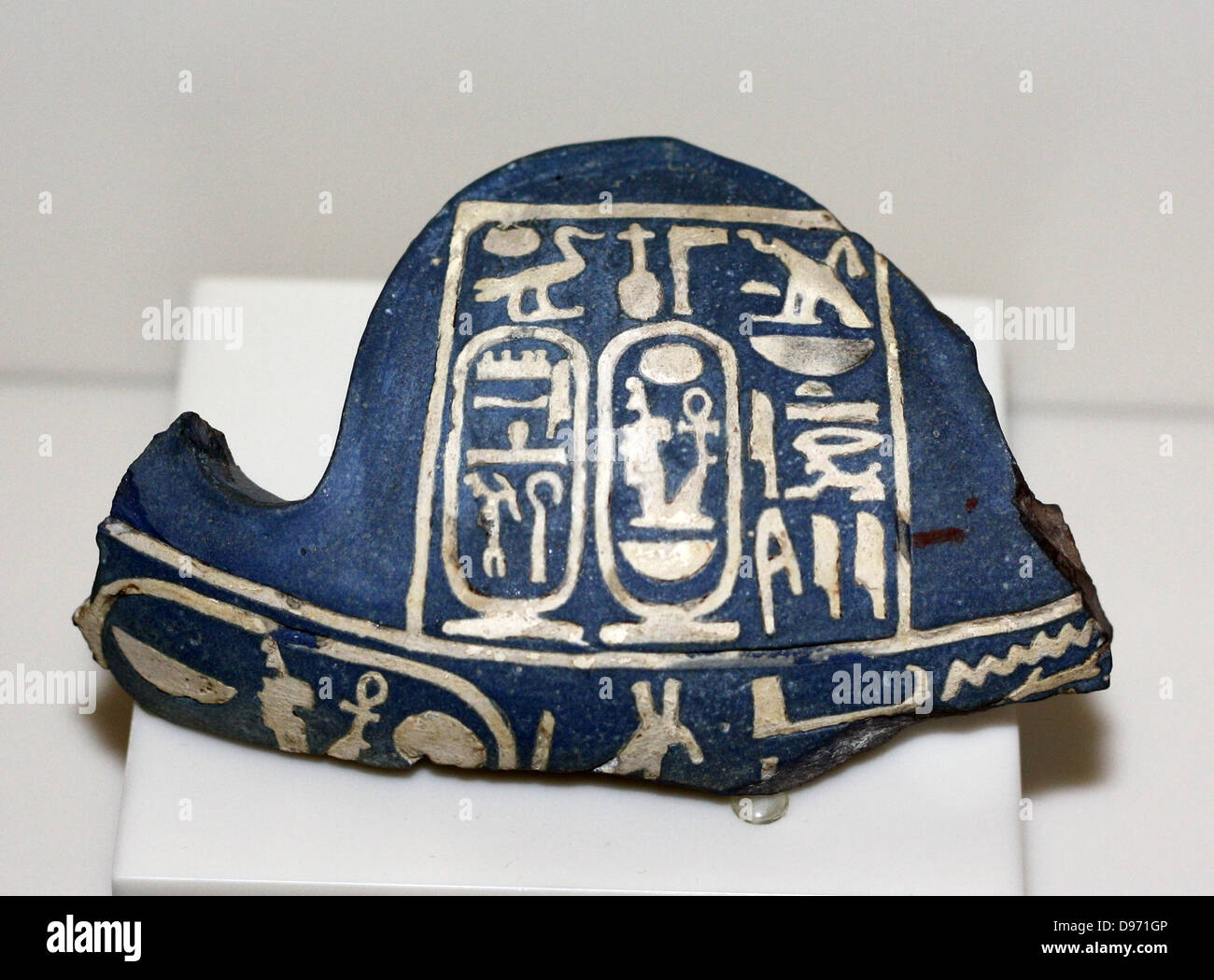 Frammento di vaso con cartiglio di Amenhotep 111. Nuovo Regno, XVIII dinastia 1388-1351 BC Faience. Foto Stock