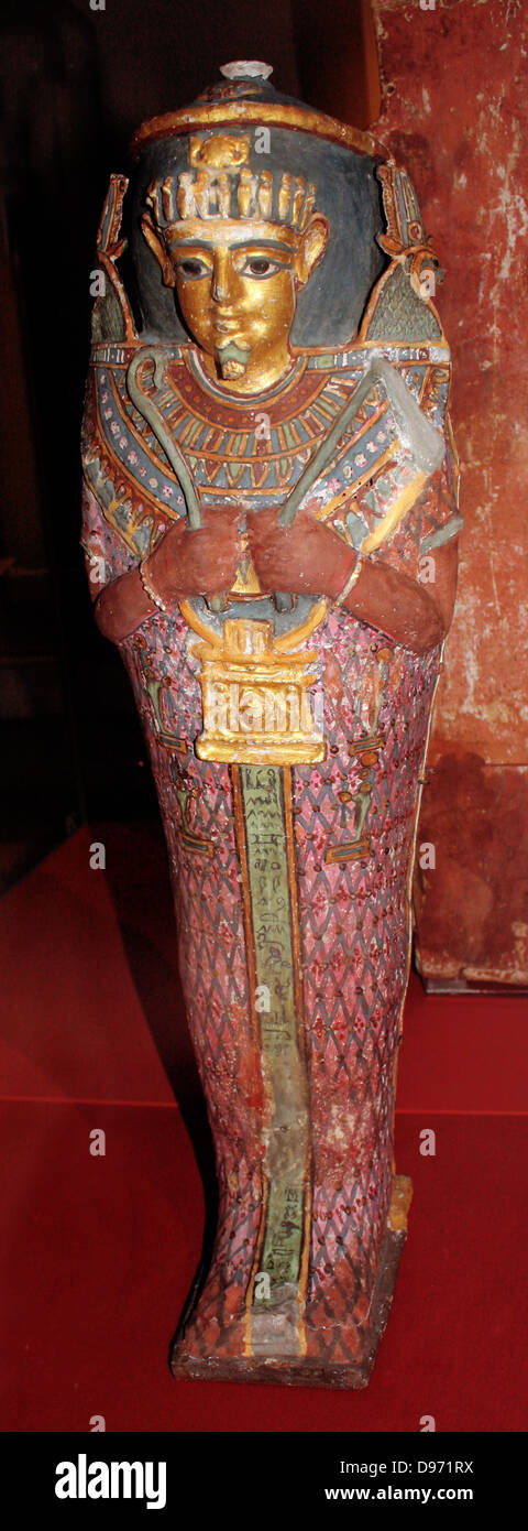 Dipinto e dorato caso della mummia di un bambino. I dettagli costruttivi di questo caso non sono completamente visibili, ma i materiali utilizzati compreso biancheria e fibra vegetale. Un dipinto di cordone-net su uno sfondo rosa imita l'indumento mostrato spesso indossati da Osiride. Foto Stock