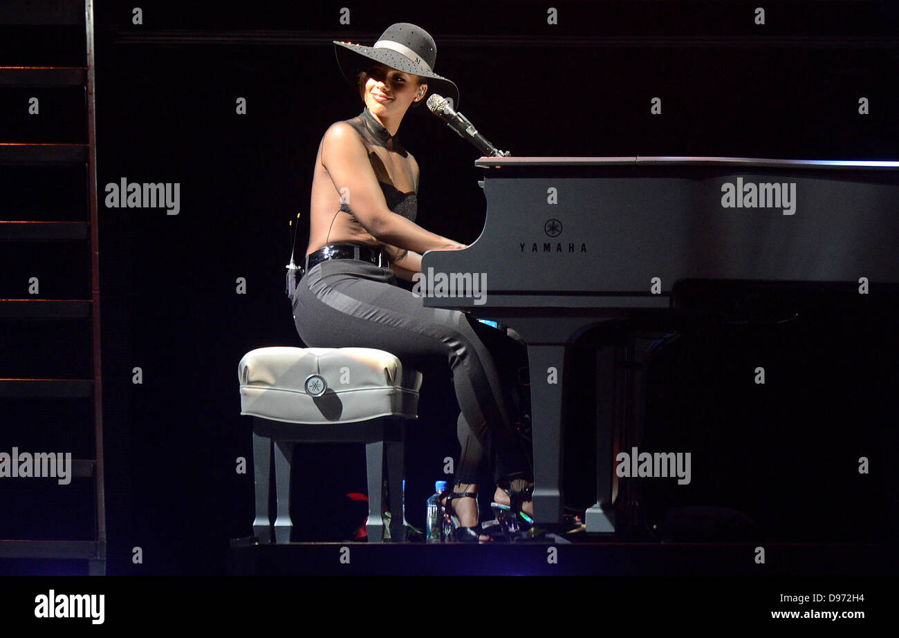 Praga, Repubblica Ceca. Giugno 12, 2013. Cantante statunitense Alicia Keys esegue durante il suo concerto a Praga la O2 Arena, Repubblica Ceca, mercoledì 12 giugno, 2013. Credito: CTK/Alamy Live News Foto Stock