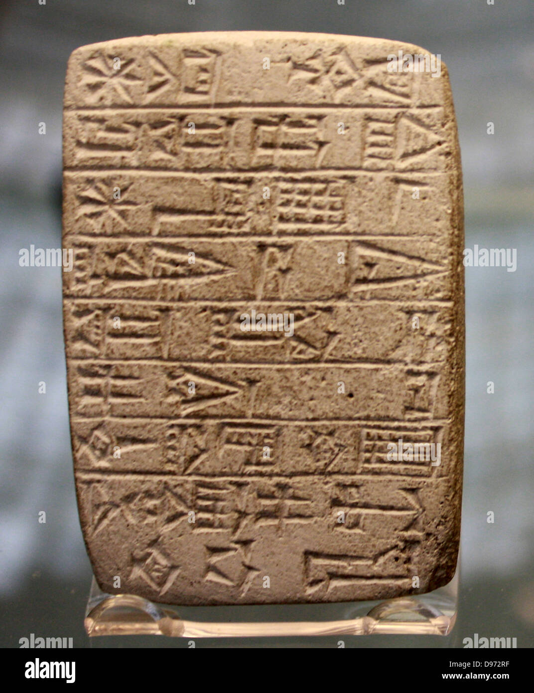 Base in pietra compresse. Le compresse sono state depositate insieme con le figurine (a destra), per commemorare il restauro dei templi. Foto Stock