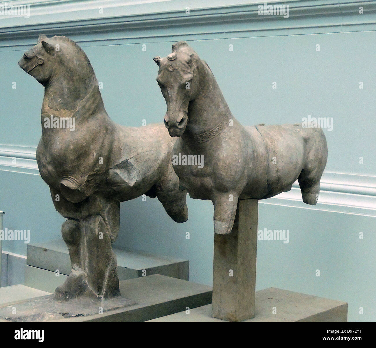 Statue di pergamo. Sul tetto del pergamo altare ci sono state varie piccole statue di divinità, squadre di cavalli, centauri e lion di grifoni. Foto Stock