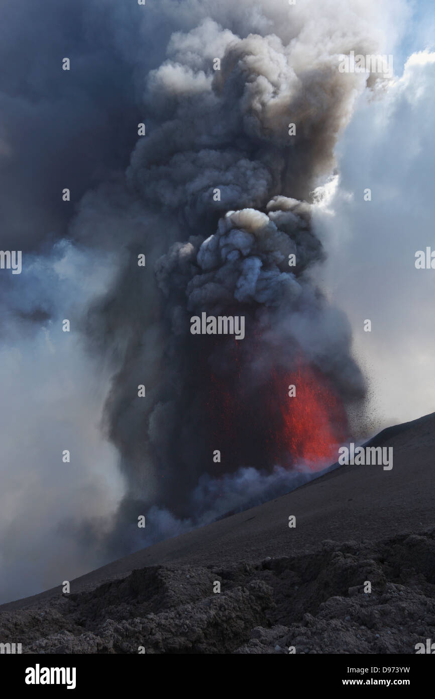 L'Italia, sicilia, vista di eruzione di lava dal Monte Etna Foto Stock