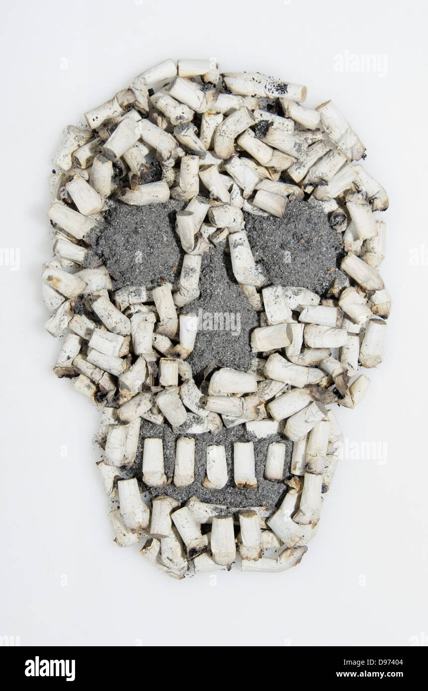 A forma di teschio di mozziconi di sigaretta su sfondo bianco Foto Stock