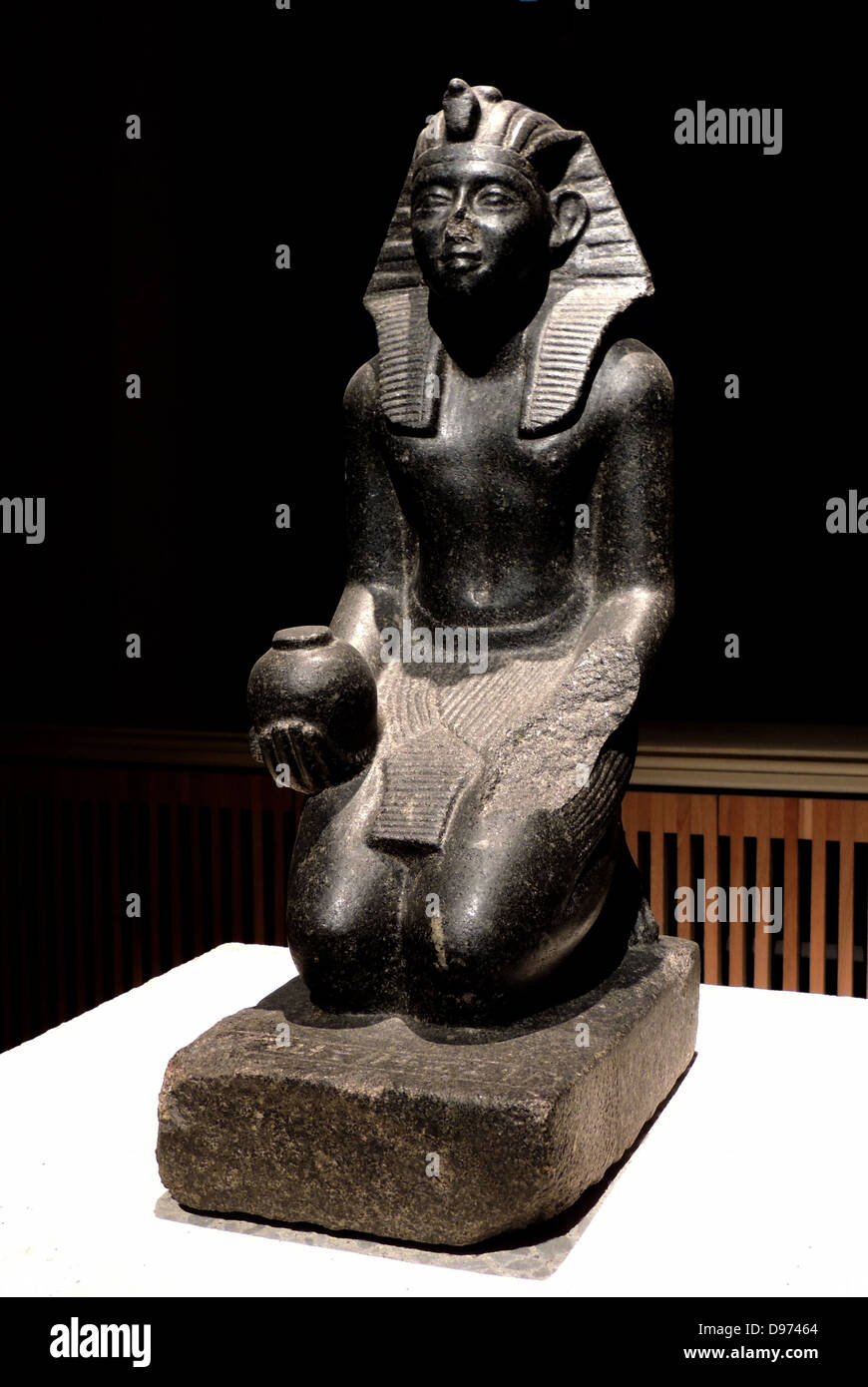 In ginocchio la figura di Sobekhotep V con vasi di unguento 13/14 dinastia intorno al 1750-1700 A.C. granito. Foto Stock