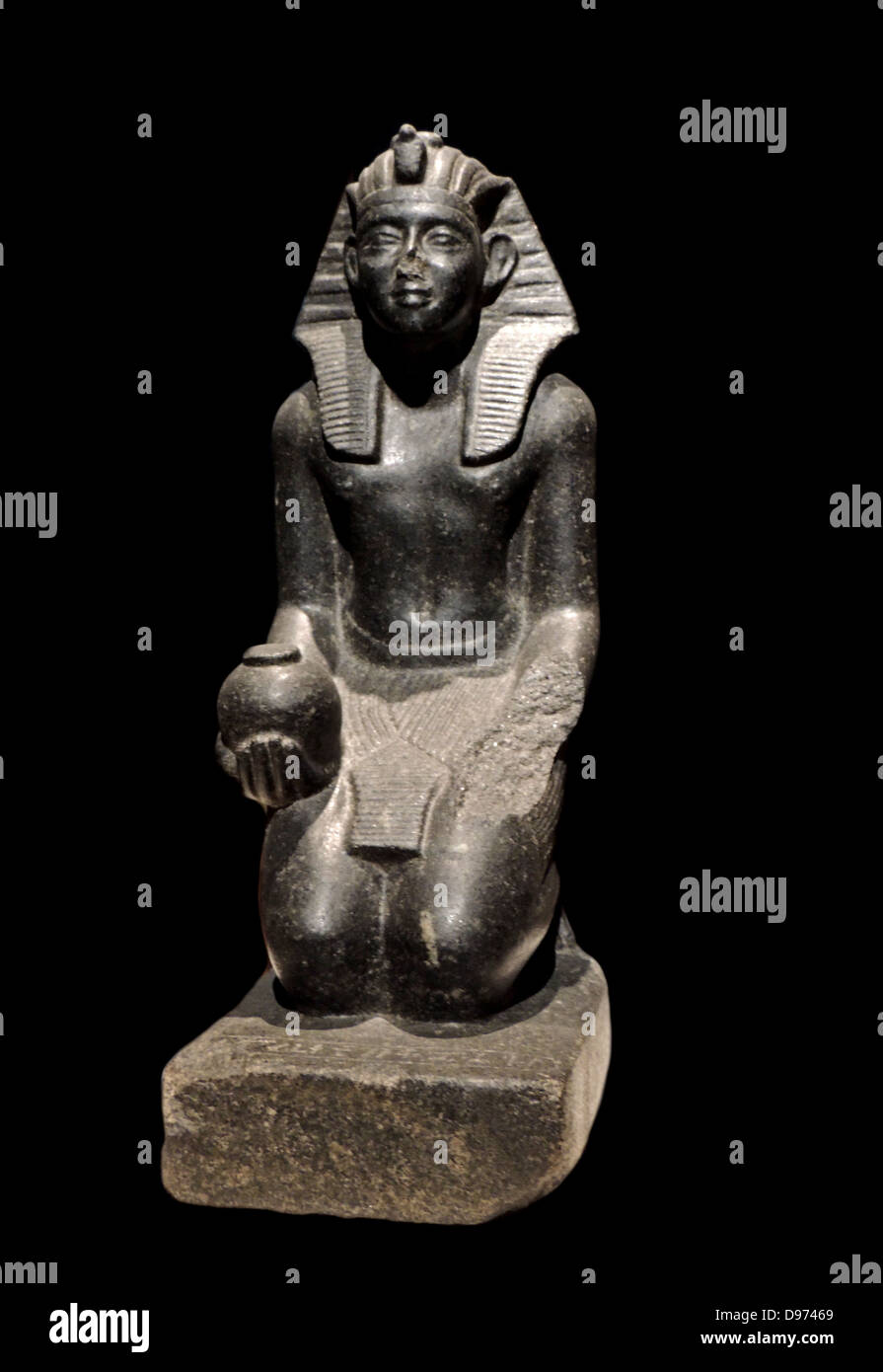 In ginocchio la figura di Sobekhotep V con vasi di unguento 13/14 dinastia intorno al 1750-1700 A.C. granito. Foto Stock