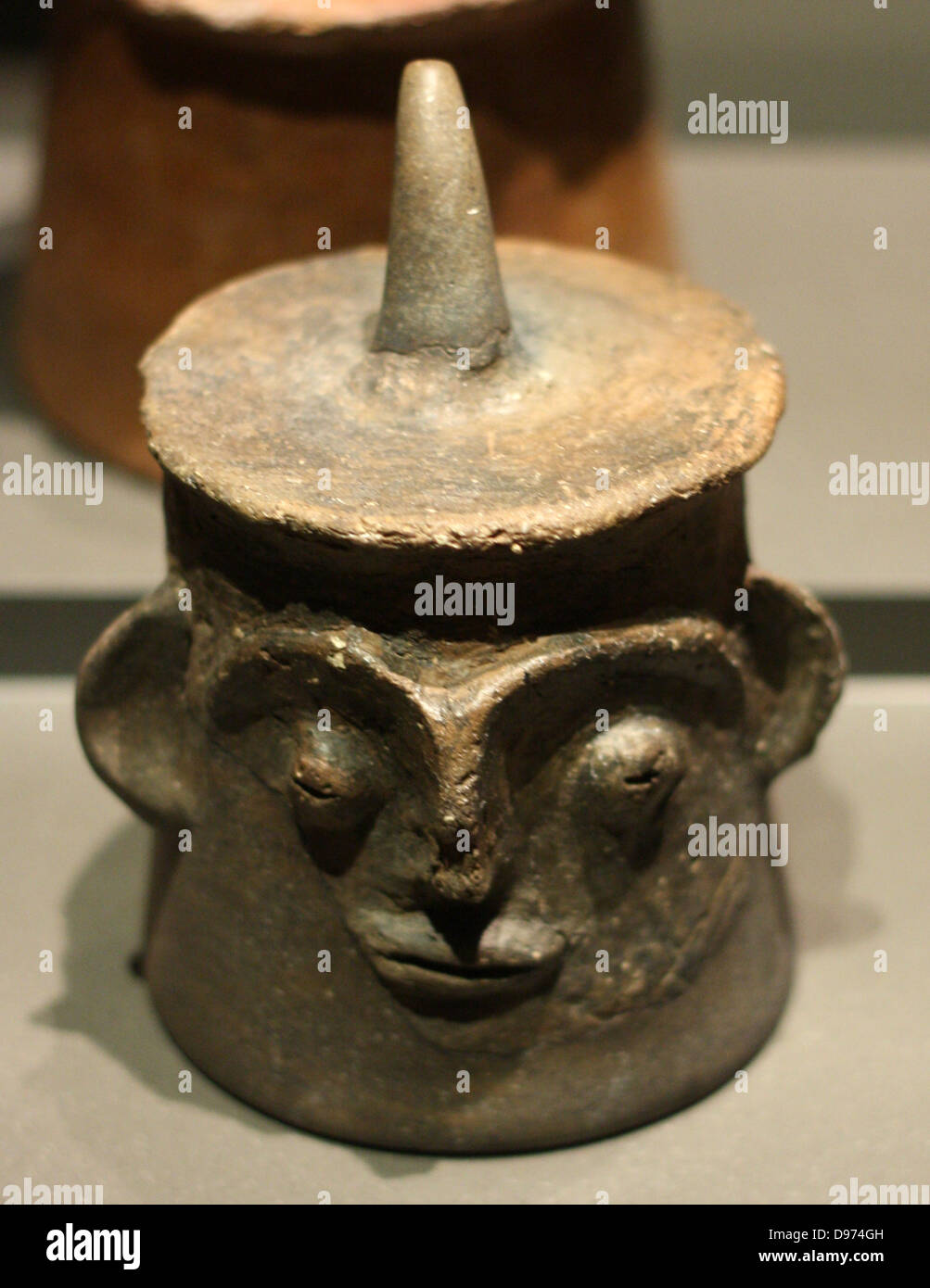 Coperchi con facce antropomorfe o maniglie di banda. 2600-1700 ceramica BC. Foto Stock