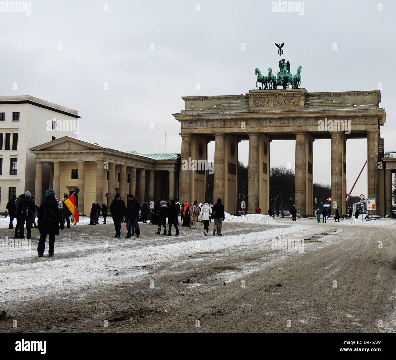 La Porta di Brandeburgo, Berlino. Si tratta di un ex city gate, ricostruita alla fine del XVIII secolo in stile neoclassico arco trionfale e uno Foto Stock