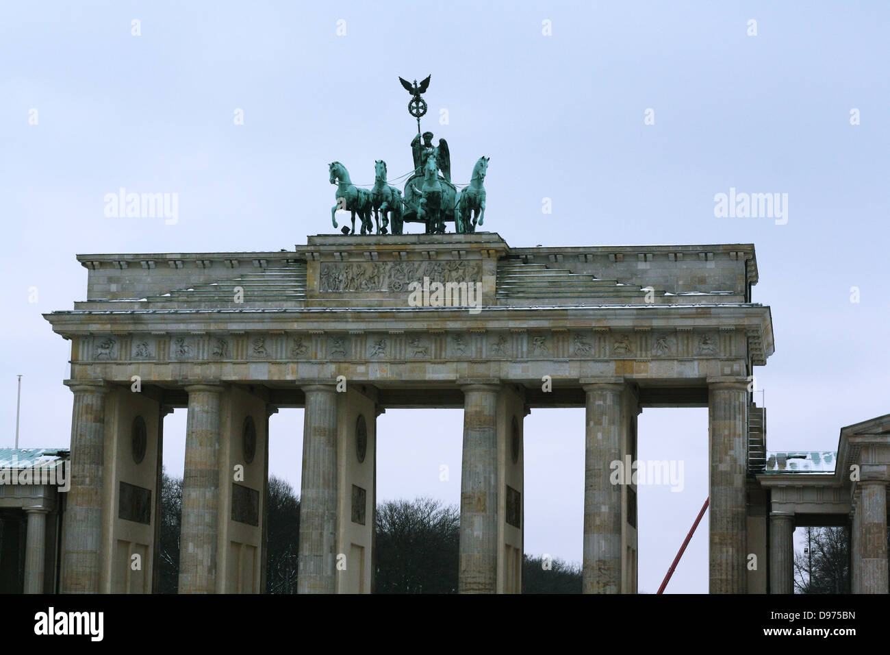 La Porta di Brandeburgo, Berlino. Si tratta di un ex city gate, ricostruita alla fine del XVIII secolo in stile neoclassico arco trionfale e uno Foto Stock