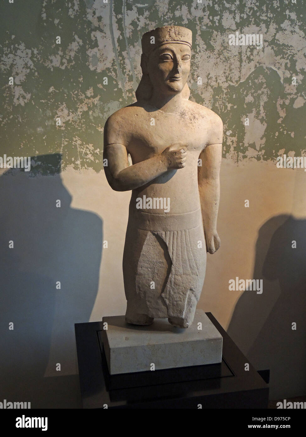 Statua virile con rosette diadema. Il perizoma e la posizione del braccio. Mostra di influenza Egiziana. Circa 600 BC, Idalion, Nicosia New Museum di Berlino Foto Stock