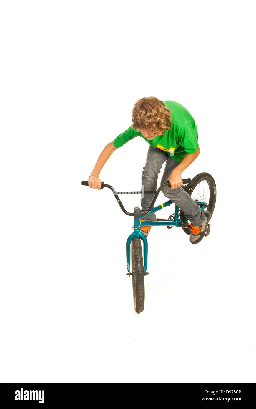 Freestyle teen biker boy eseguendo uno stunt isolati su sfondo bianco Foto Stock