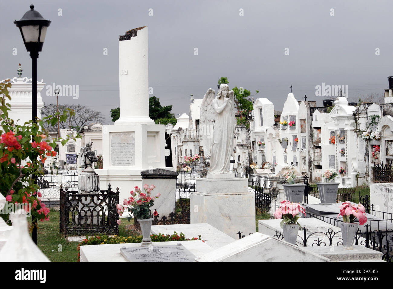 Mompos (Mompox) cimitero in luce drammatica di Santa Cruz de Mompox, Colombia, Sud America Foto Stock