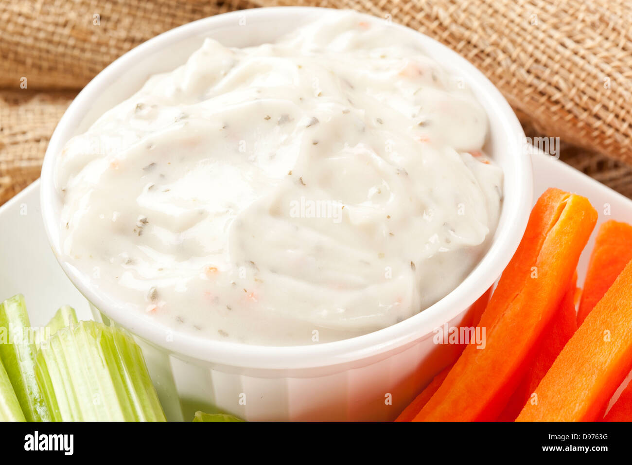 Ranch medicazione con freschi carote e sedano Foto Stock