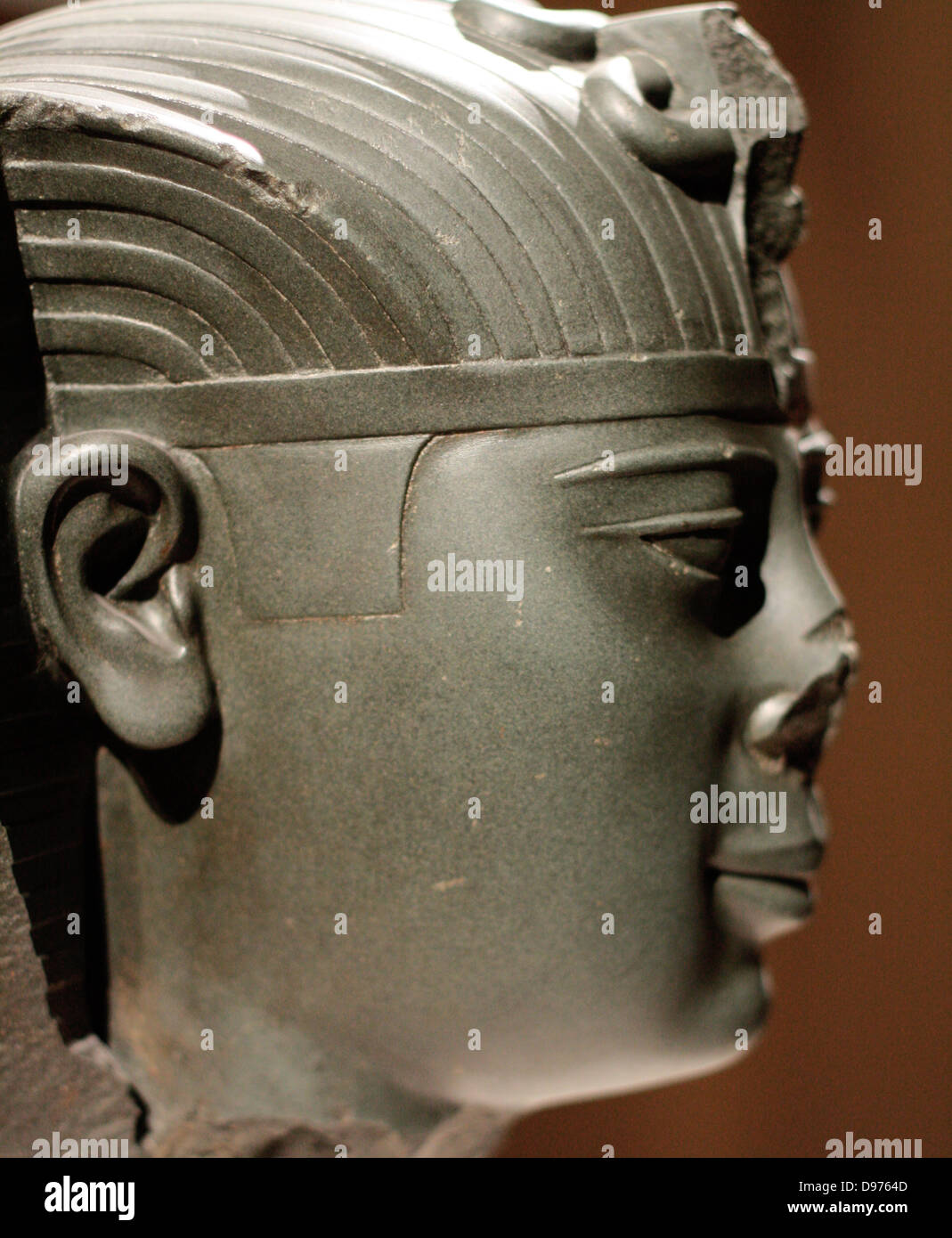 Ahmose II (Amasis II) una statua frammentaria di testa Amasis II; Faraone d'Egitto.regnare 570-526 B.C.E., XXVI dinastia. Egli è stato l'ultimo grande sovrano di Egitto prima della conquista persiana Foto Stock