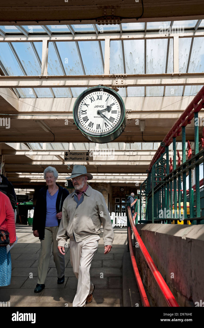 Persone che camminano sul binario della stazione ferroviaria di Carnforth Lancashire Inghilterra Regno Unito Gran Bretagna. Location del film Brief Encounter 1945 Foto Stock