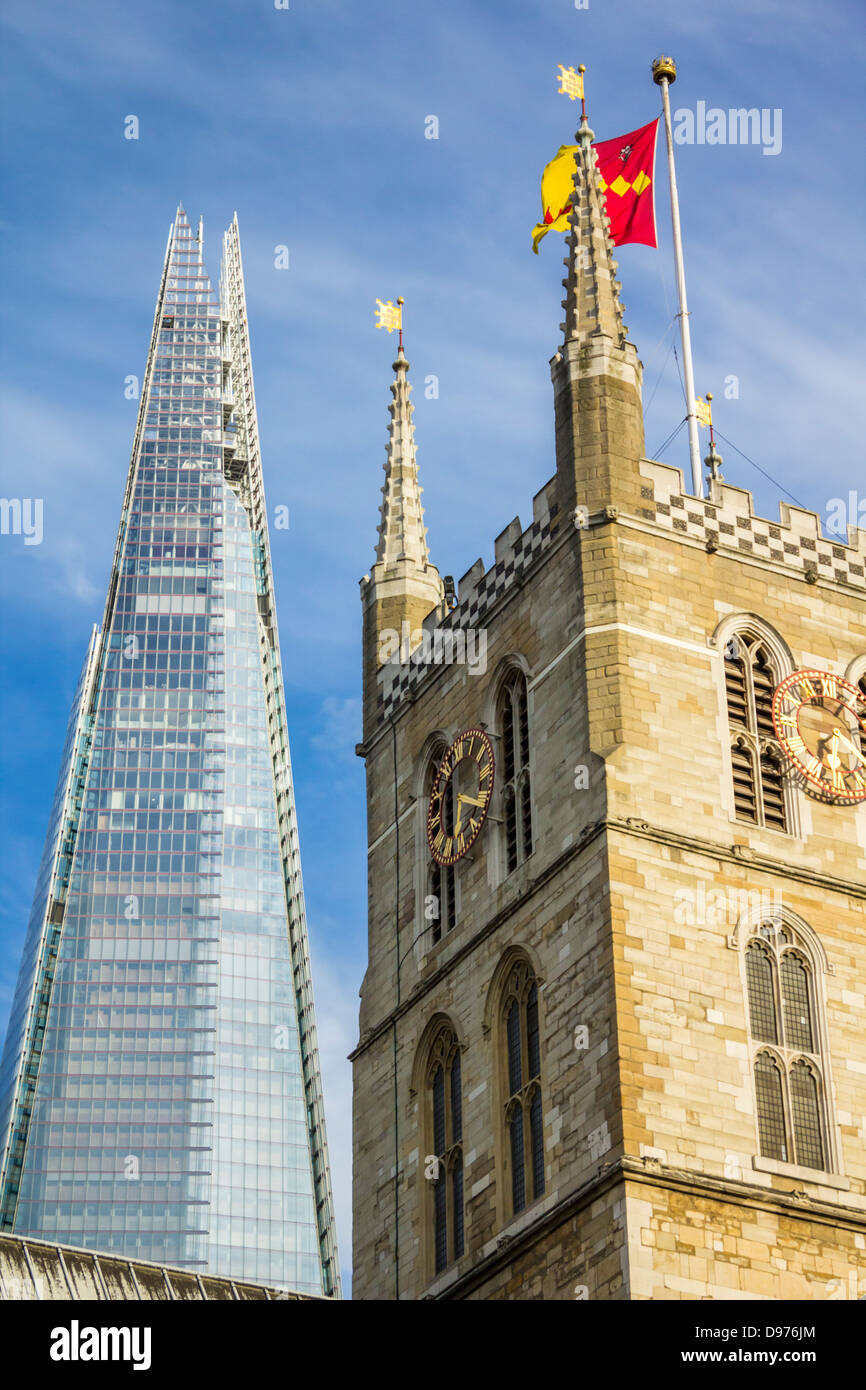 Il coccio (aka frammento di vetro, Shard London Bridge e formerly London Bridge Tower) e la Southwark Cathedral Tower Foto Stock