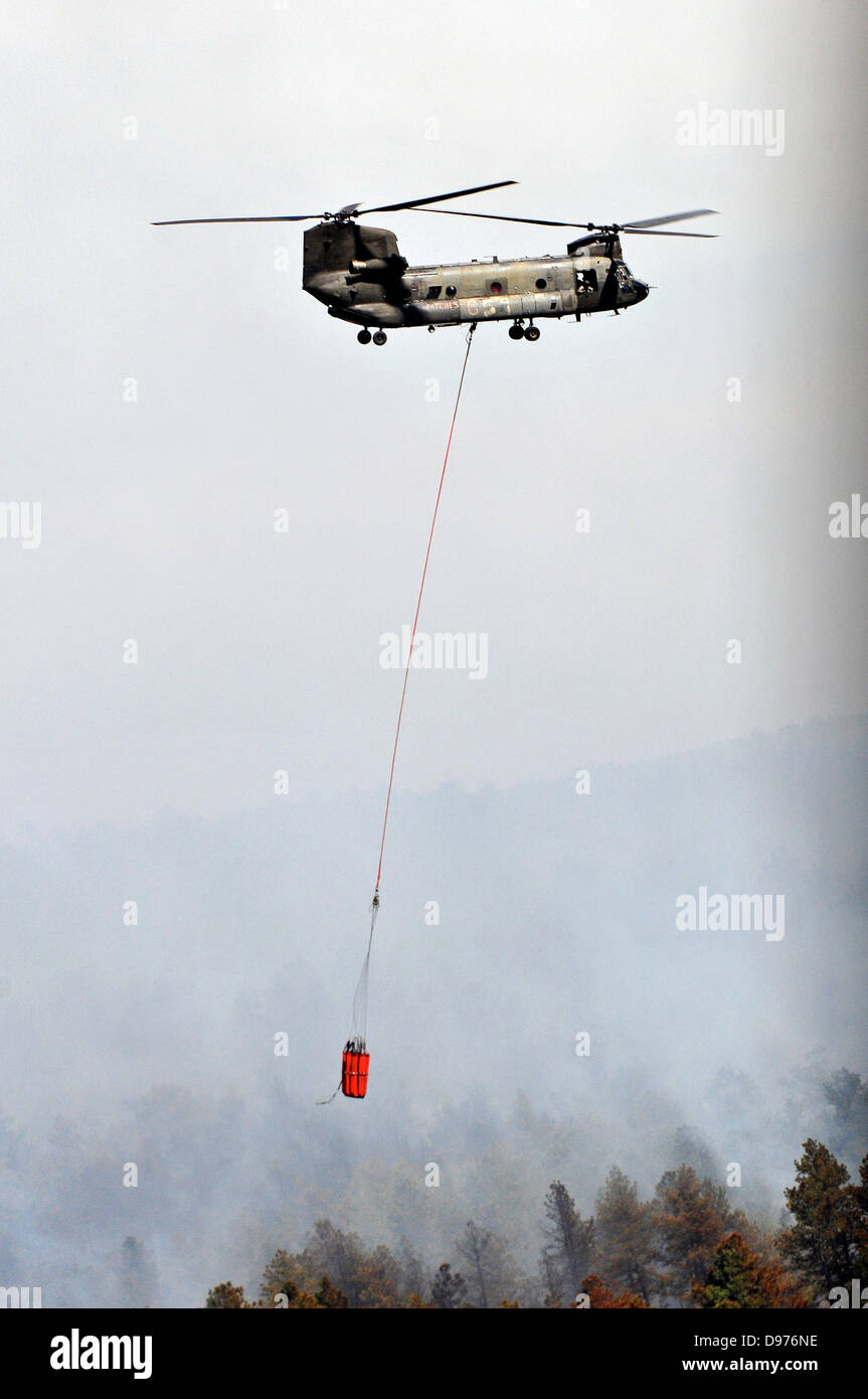Un US National Guard CH-47 elicottero Chinook porta acqua per aiutare nella lotta contro il Black Forest Fire Giugno 12, 2013 a El Paso County, CO. Più di 100 case hanno bruciato nel fuoco a sud di Colorado Springs, CO. Foto Stock