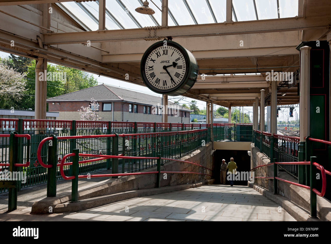 Stazione ferroviaria, orologio a binario presso la stazione ferroviaria di Carnforth, Lancashire, Inghilterra, Regno Unito, Gran Bretagna. Location del film Brief Encounter 1945 Foto Stock