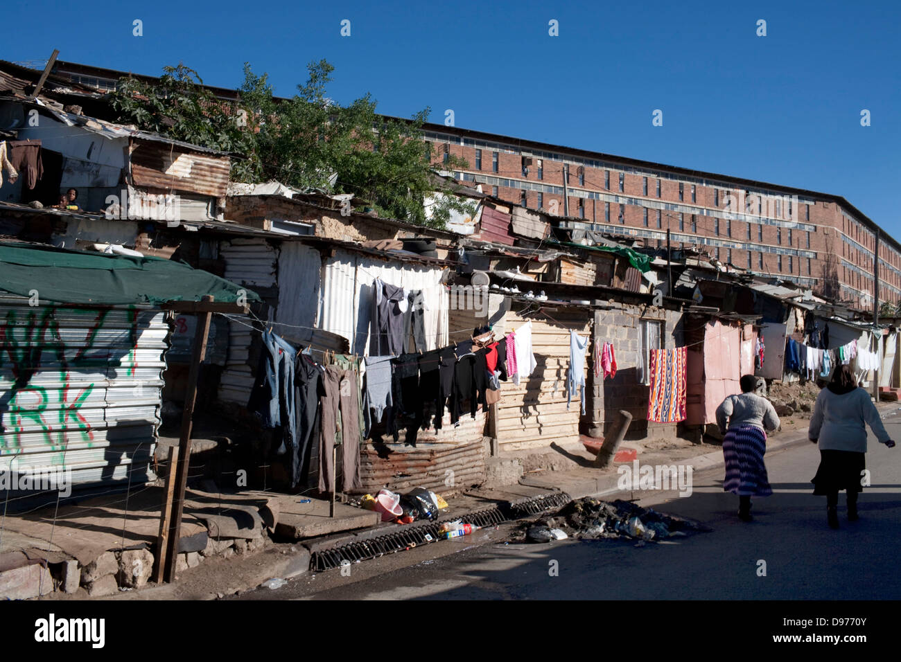 Sesta Avenue è a cinque minuti di auto Alina Thonjeni's Guesthouse in Alexandra Johannesburg.(Credito: Nikki Rixon/venti dieci/Africa Foto Stock