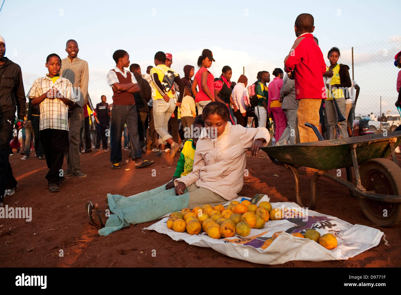 Per gli appassionati di calcio al di fuori dell'area pubblica in Eldorado Limpopo in Sud Africa Limpopo del Dipartimento dei trasporti stradali fornite Foto Stock