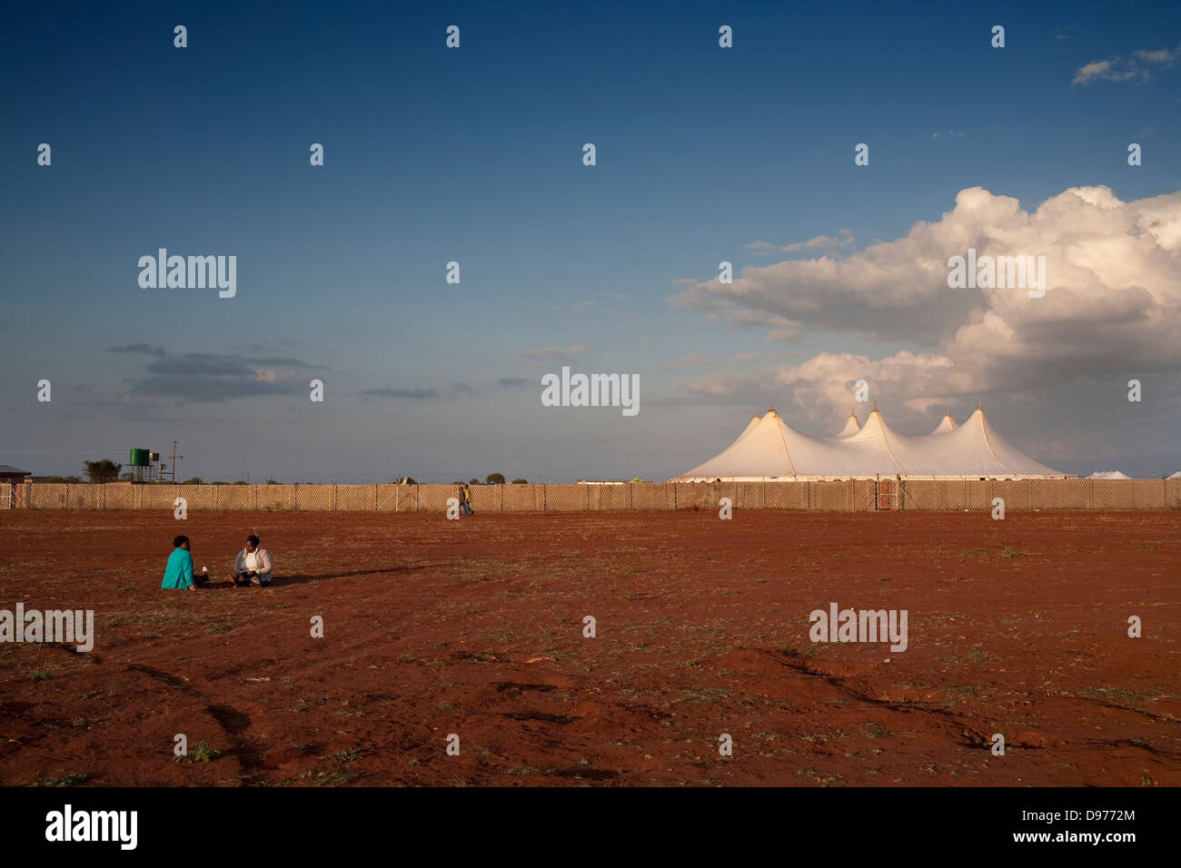 Donne africane nel parcheggio pubblico visualizzazione area in cui la partita di apertura della Coppa del Mondo FIFA viene mostrato sul televisore di grandi dimensioni Foto Stock