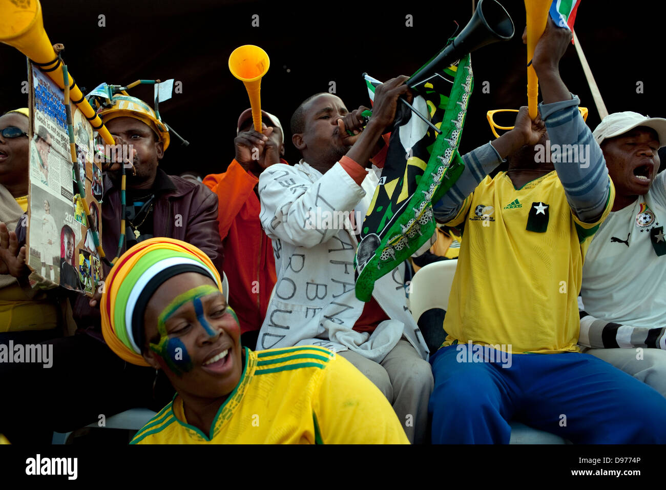 Gli appassionati di calcio di soffiare vuvuzelas allietare pubblico area di visualizzazione hanno la visione di FIFA World Cup match di apertura tra Bafana Bafana Messico Foto Stock