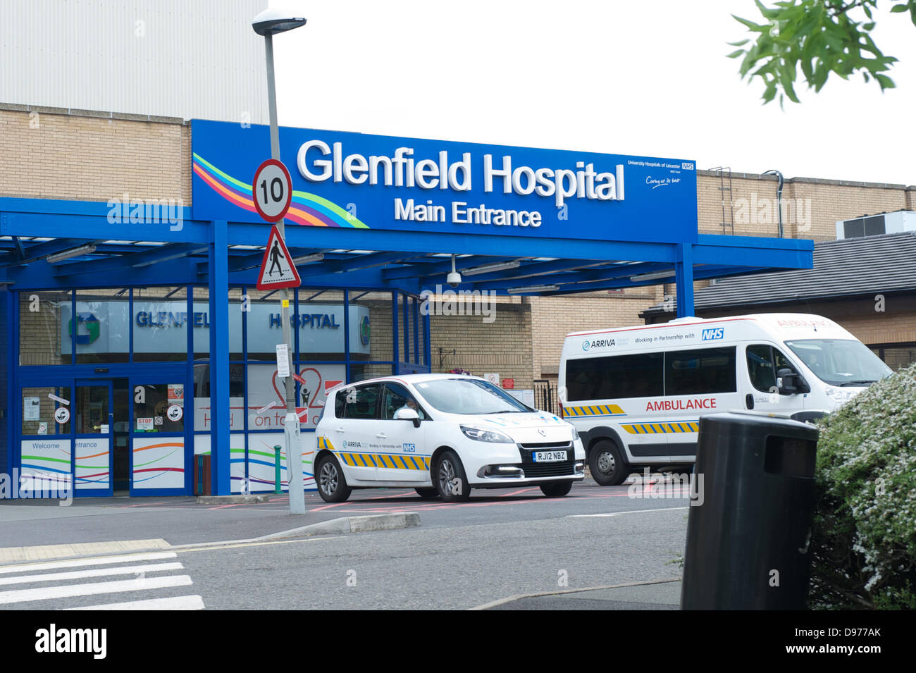 Leicester, Regno Unito. 13 giugno 2013. Leicester dell ospedale di Glenfield entrata principale. Per i bambini di chirurgia cardiaca riforma sospesa dopo Jeremy Hunt, Segretario di Stato per la salute, ha detto che la decisione era viziata e ha ordinato una revisione indipendente. Credito: robin palmer/Alamy Live News Foto Stock