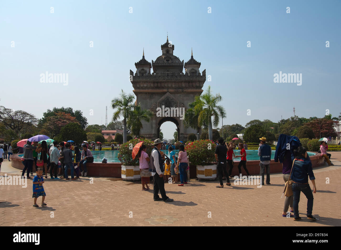 Vista orizzontale della vittoria di spicco di gate o di Patuxai nel centro di Vientiane in una giornata di sole. Foto Stock