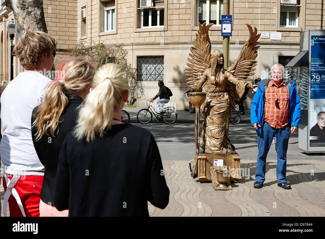 I turisti con statua vivente, performer di strada sulla rambla Barcellona Catalonia Spagna Foto Stock