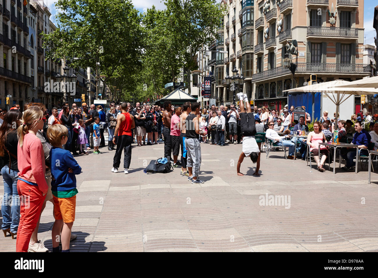 I turisti con acrobat street performer gruppo su la rambla Barcellona Catalonia Spagna Foto Stock