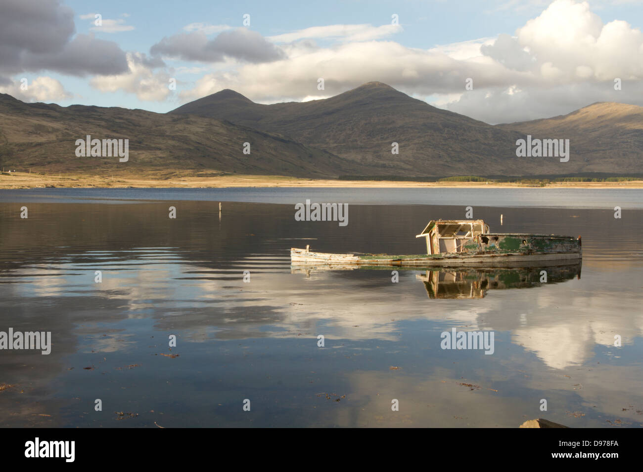 Vecchia barca sul Loch Scridain: Isle of Mull: Scozia Foto Stock