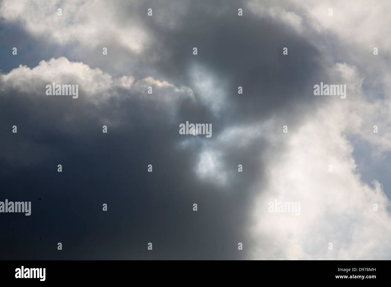 Sun circondato da e parzialmente oscurata dal cloud, REGNO UNITO Foto Stock
