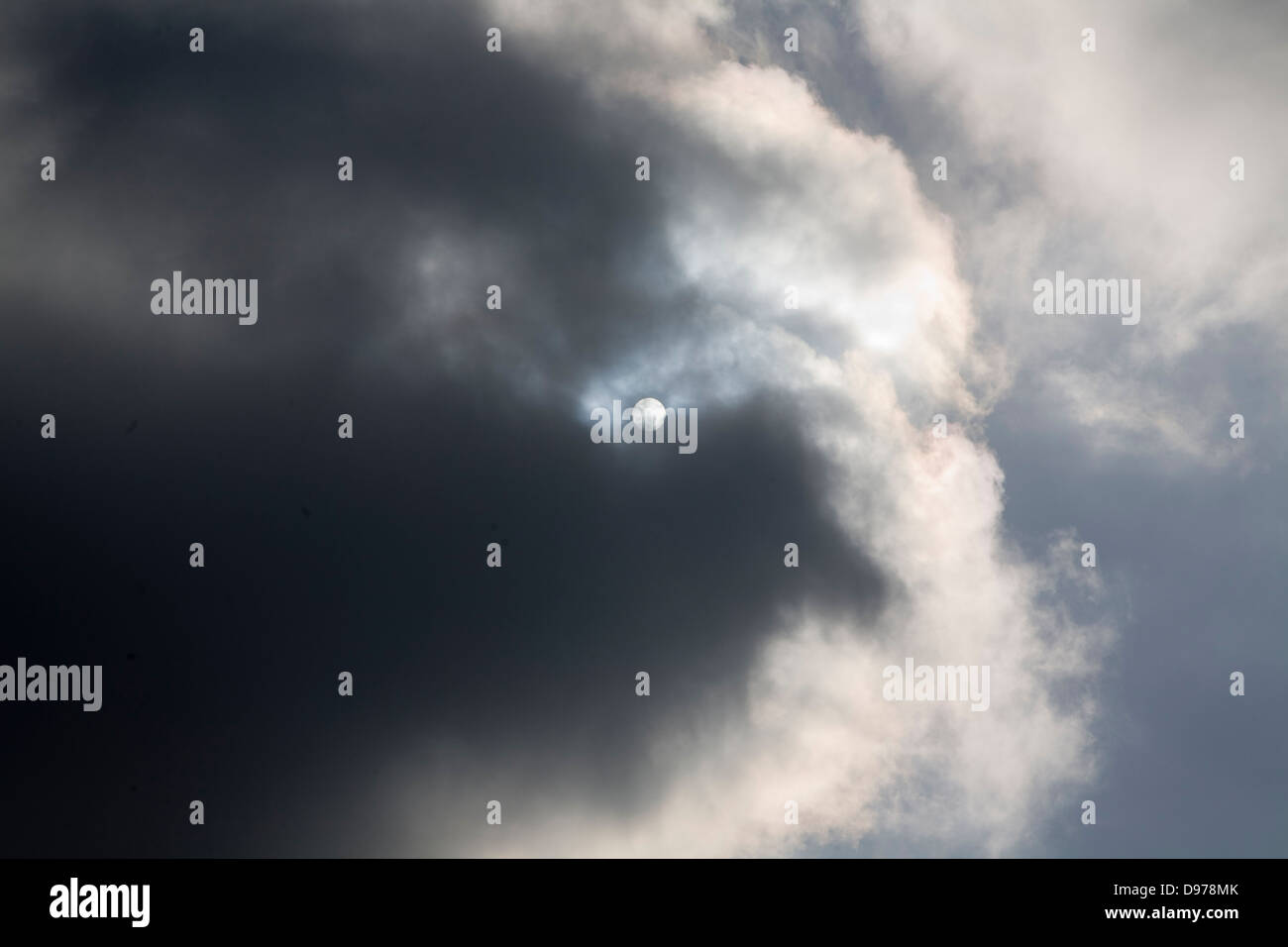 Sun circondato da e parzialmente oscurata dal cloud, REGNO UNITO Foto Stock