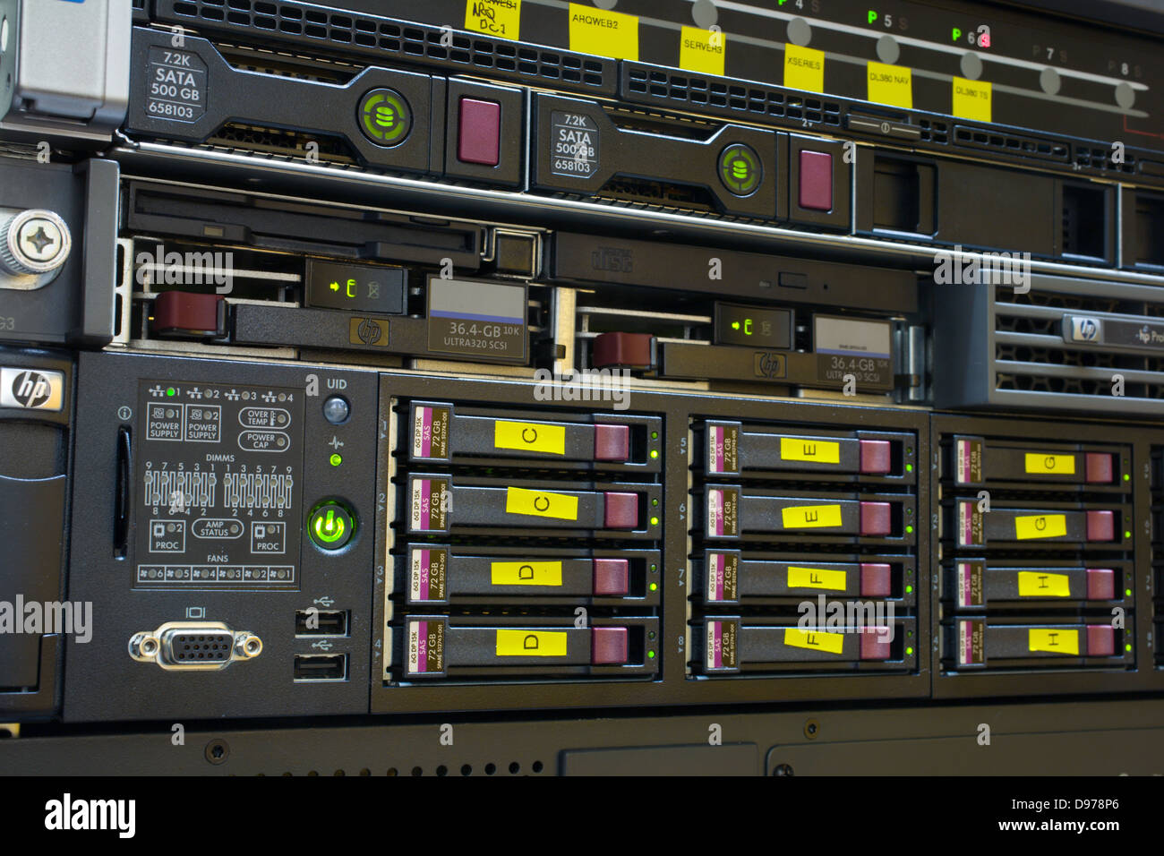 HP server montati in rack in un cabinet Foto Stock