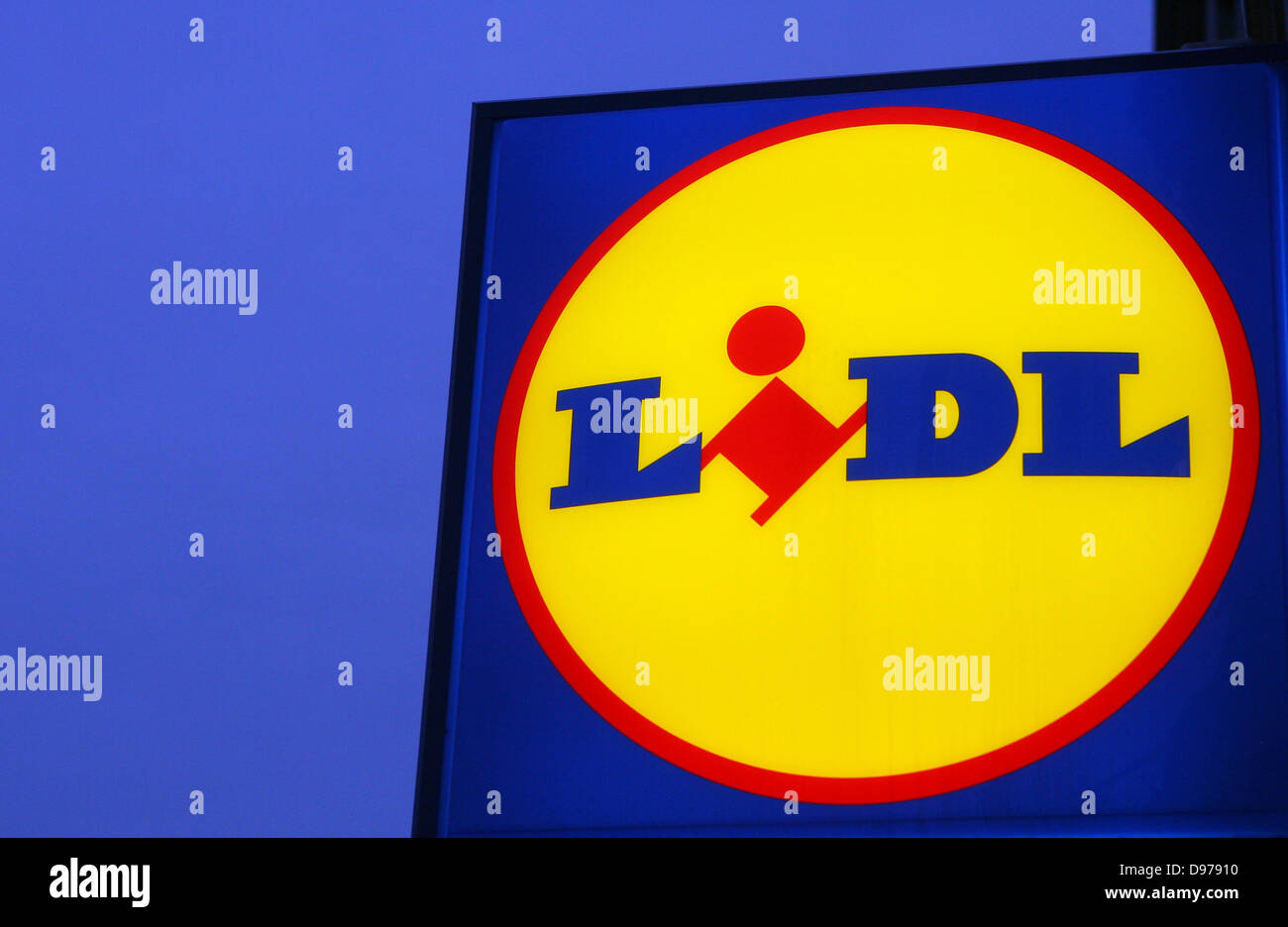 (FILE) - Un file immagine datata 11 novembre 2009 mostra il logo di un supermercato lidle a Rostock, Germania. Sconto tedesco supermercato Lidl ritiene per espandere la loro catena di supermercati negli Stati Uniti e currenty verifica la redditività e di fattibilità, accoriding di Lidl in Neckarsulm il 13 giugno 2013. Foto: Bernd Wuestneck Foto Stock