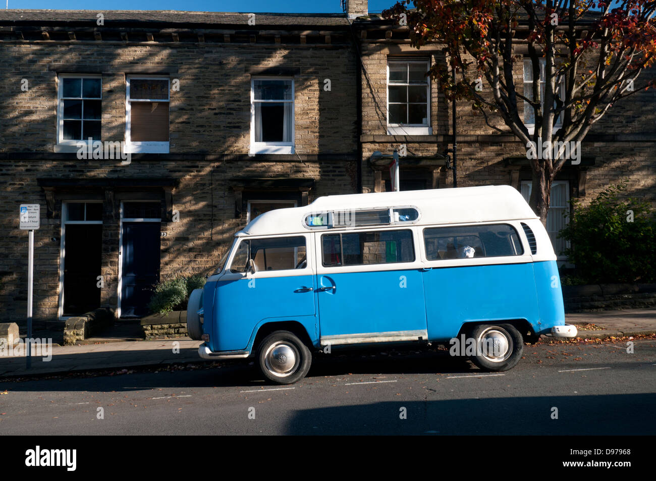 Volkswagen camper parcheggiato su un terreno in pendenza in corrispondenza di Saltaire, West Yorkshire, Regno Unito Foto Stock