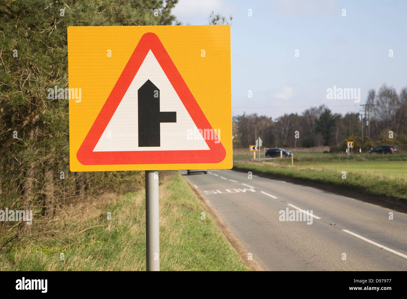 Triangolare di cartello stradale per svolta a destra incrocio davanti, Sutton, Suffolk, Inghilterra Foto Stock