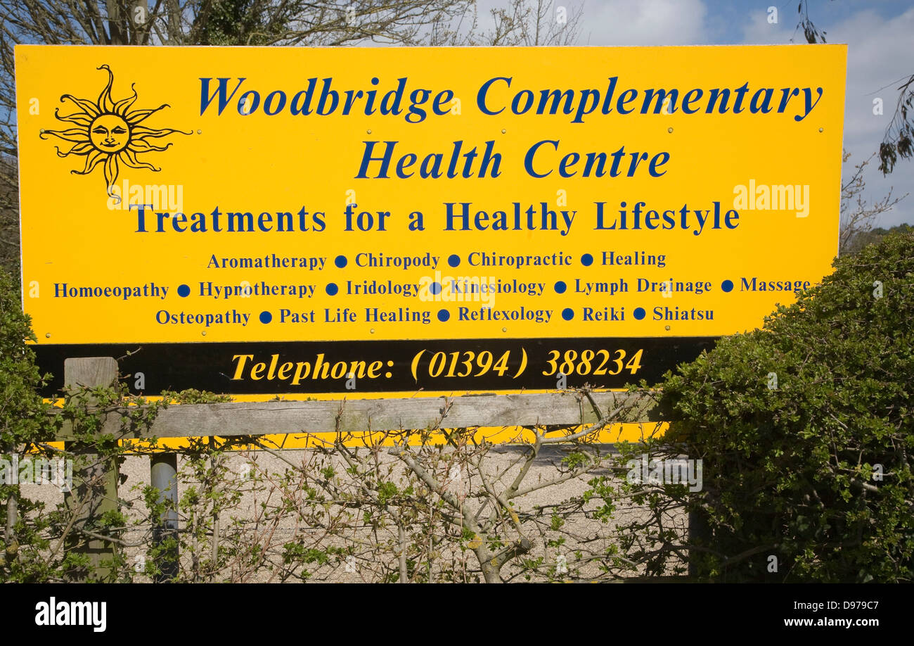 Complementari centro salute segno pubblicità trattamenti, Woodbridge, Suffolk, Englamd Foto Stock