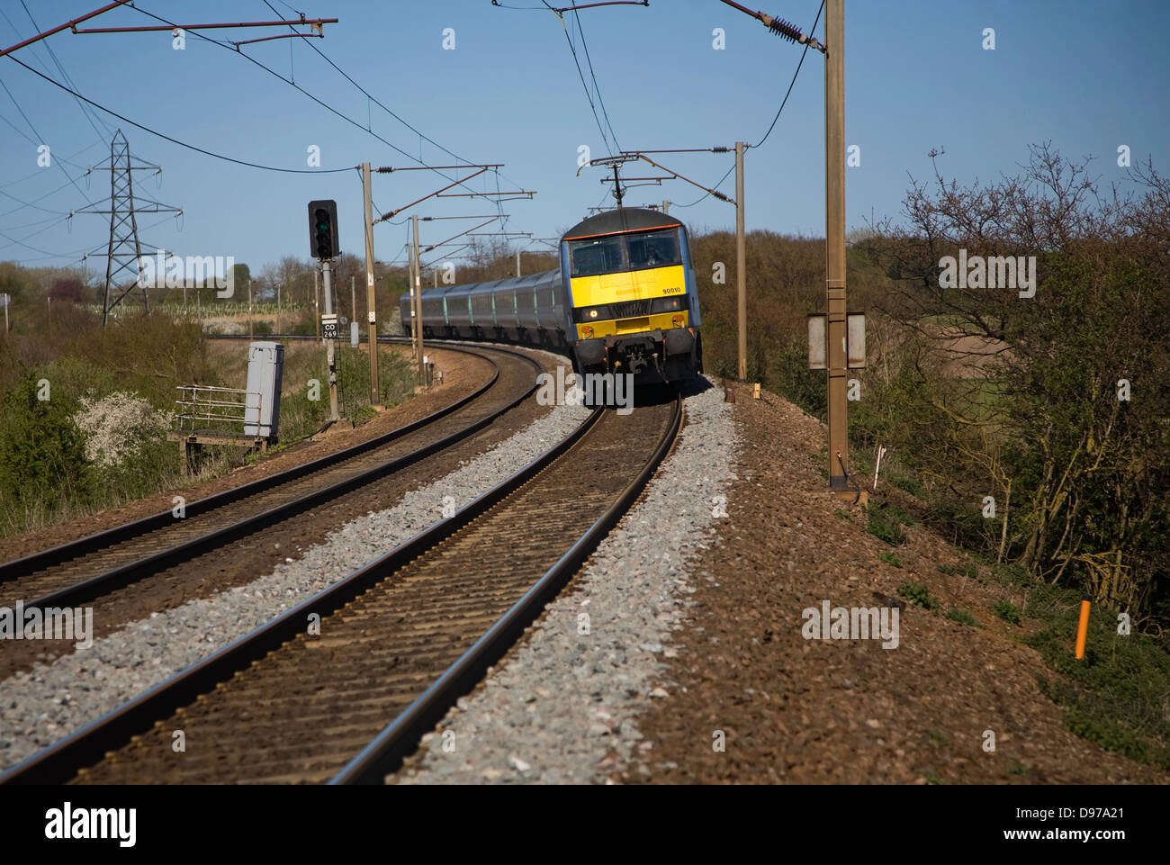 Maggiore Anglia Classe 90 locomotiva elettrica sul treno il Norwich per linea di Londra, Inghilterra, Regno Unito Foto Stock