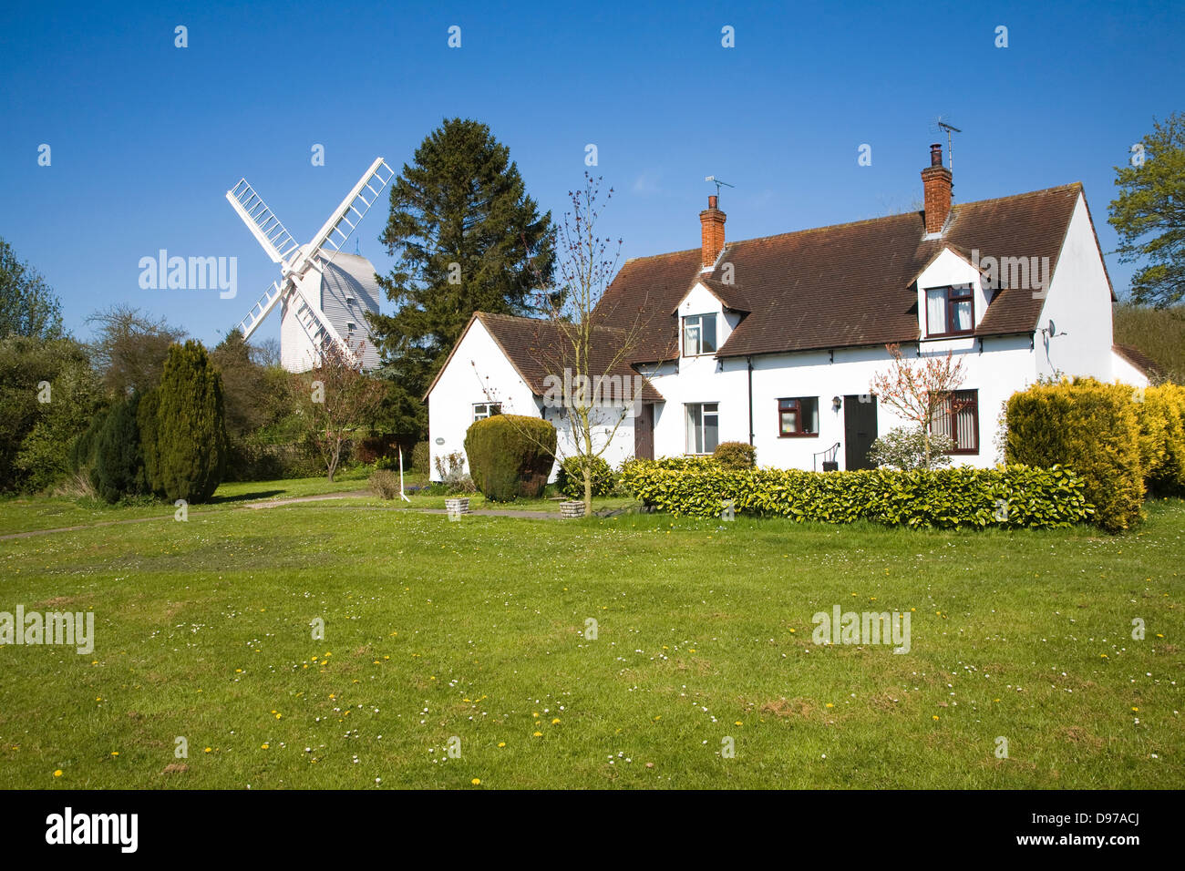 Alloggiamento e il mulino a vento nel suggestivo villaggio di Finchingfield, Essex, Inghilterra Foto Stock