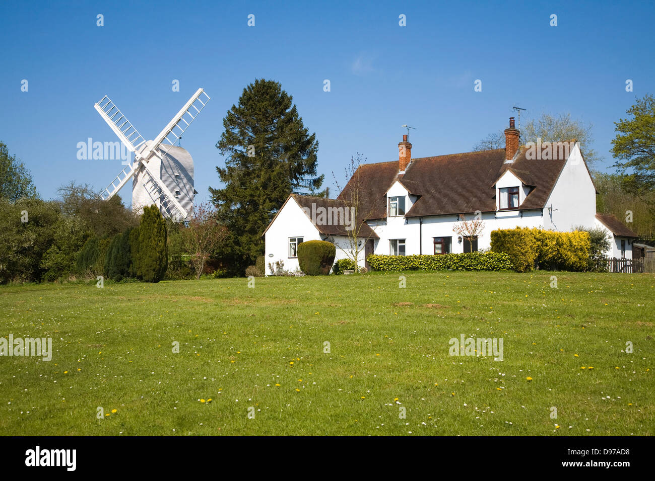 Alloggiamento e il mulino a vento nel suggestivo villaggio di Finchingfield, Essex, Inghilterra Foto Stock