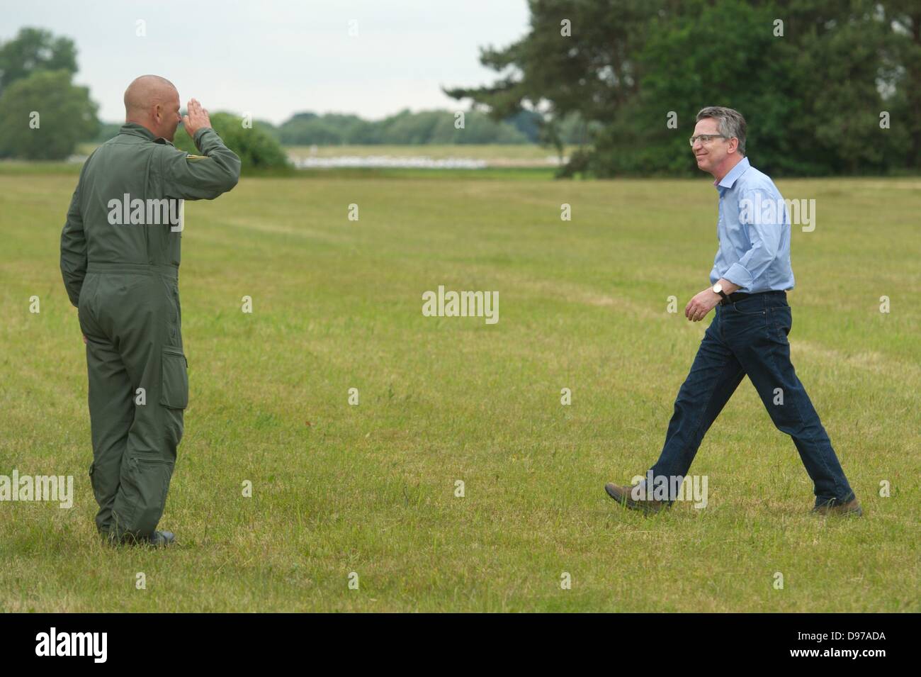 Penkefitz, Germania. Xiii Giugno, 2013. Un soldato delle forze armate tedesche saluta in tedesco il Ministro della difesa Thomas de Maiziere all'arrivo a una diga vicino Penkefitz, Germania, 13 giugno 2013. I soldati del battaglione della logistica 141 da Neustadt am Ruebenberge dighe rinforzato con sacchi di sabbia nella zona Luechow-Dannenberg. Foto: Sebastian Kahnert/dpa/Alamy Live News Foto Stock