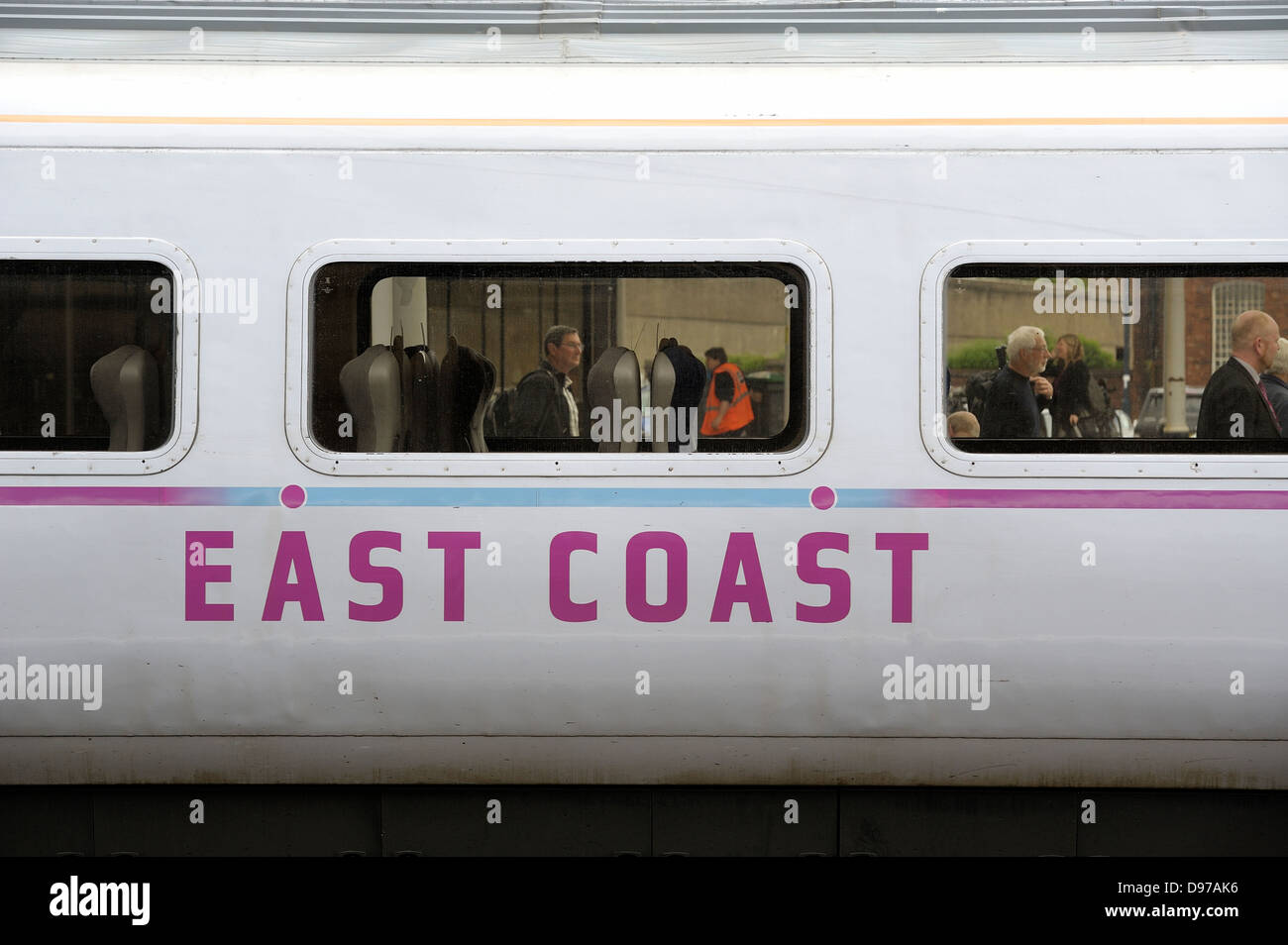 Costa est logo sul lato di un vagone ferroviario England Regno Unito Foto Stock