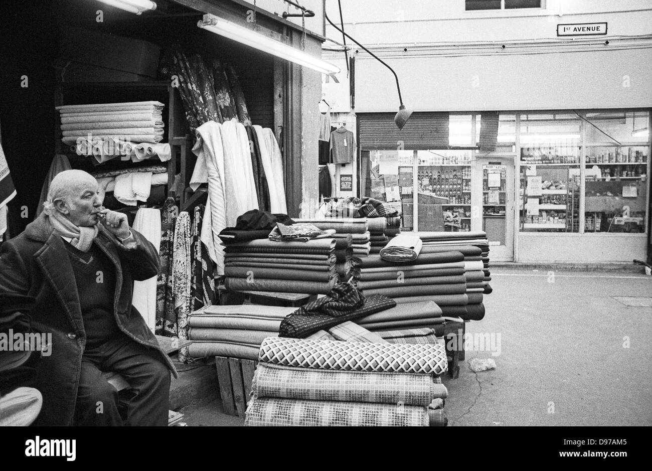 Tessuto stallholder nel mercato di Brixton nel 1983 Foto Stock