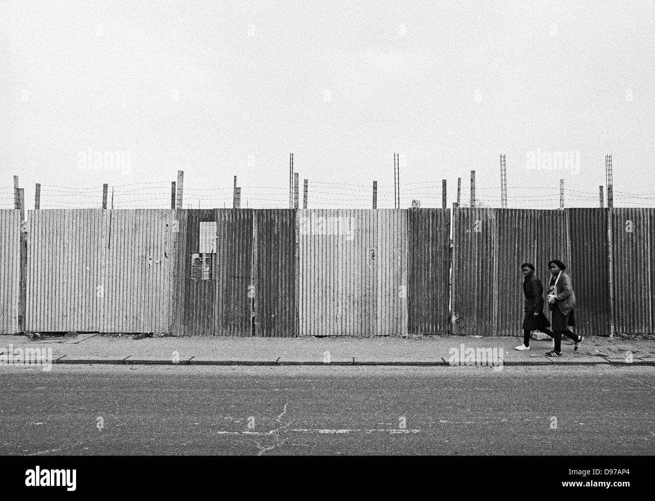 Le ragazze a piedi lungo Railton Road a Brixton, Lambeth, Londra nel 1983 come opera di riqualificazione ha iniziato Foto Stock