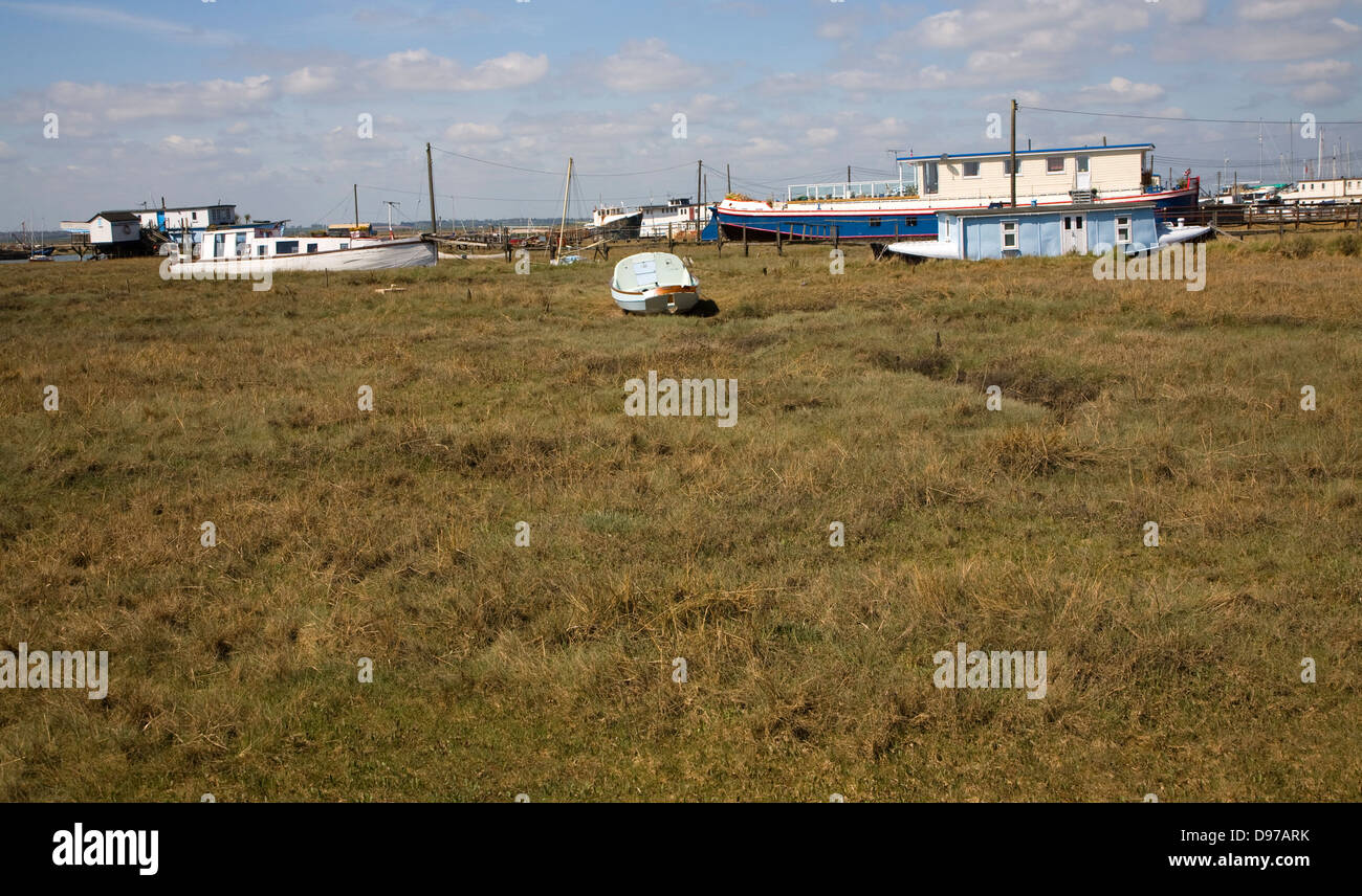 Barche su saltings West Mersea, Mersea Island, Essex, Inghilterra Foto Stock