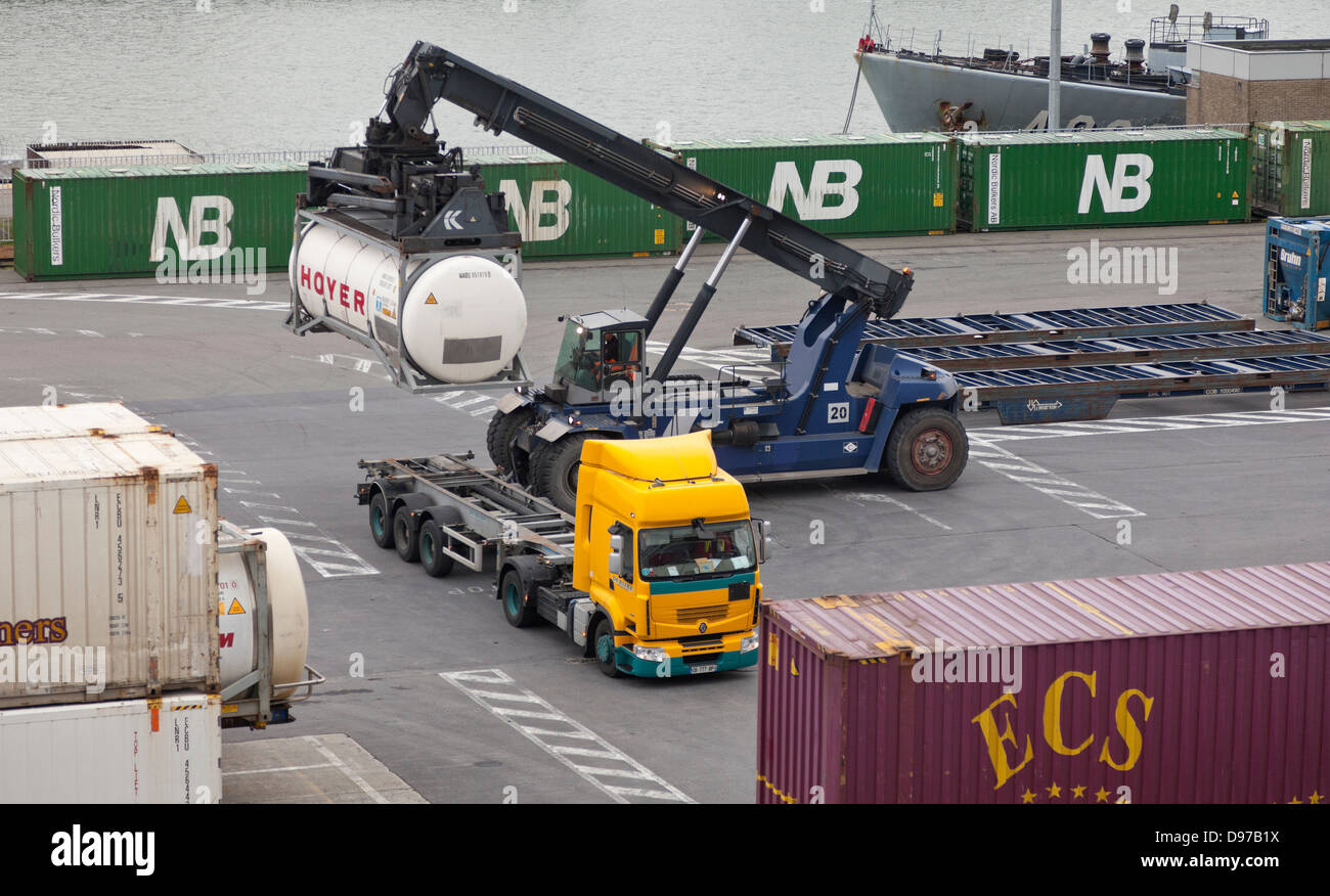 European container terminal, le operazioni di manipolazione, gru, sollevatori mobili. Foto Stock